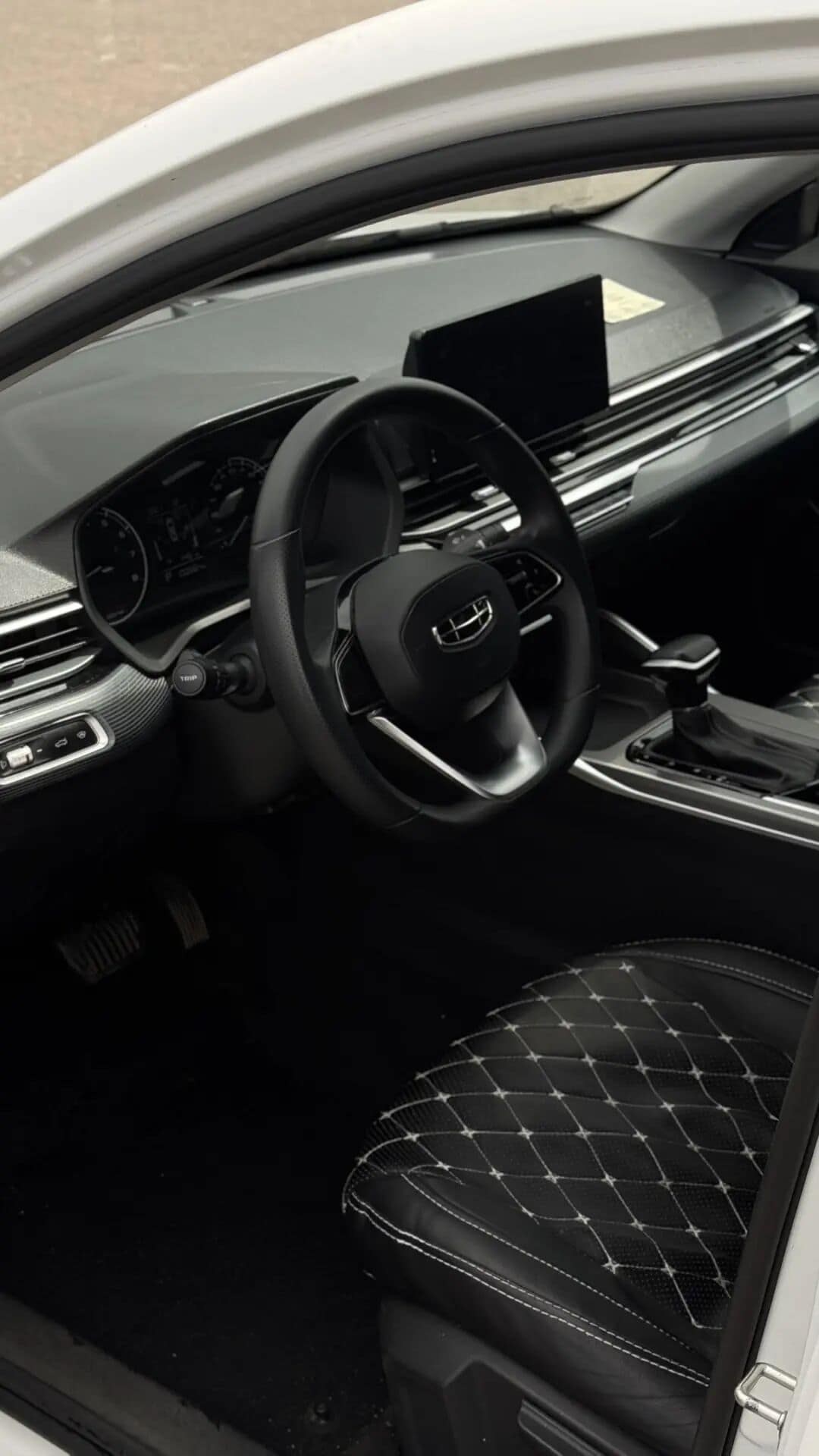 Geely Emgrand 2024 в парке ИГРА на Рябиновой — место водителя