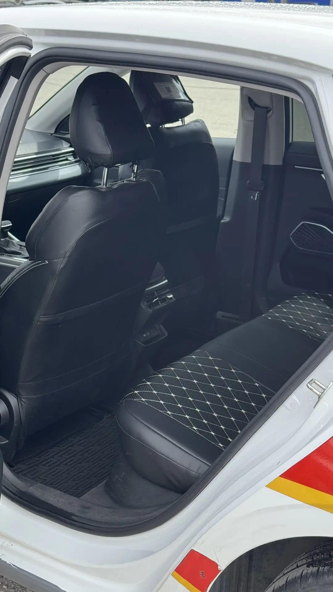 Geely Emgrand 2024 в парке ИГРА на Рябиновой — задний ряд
