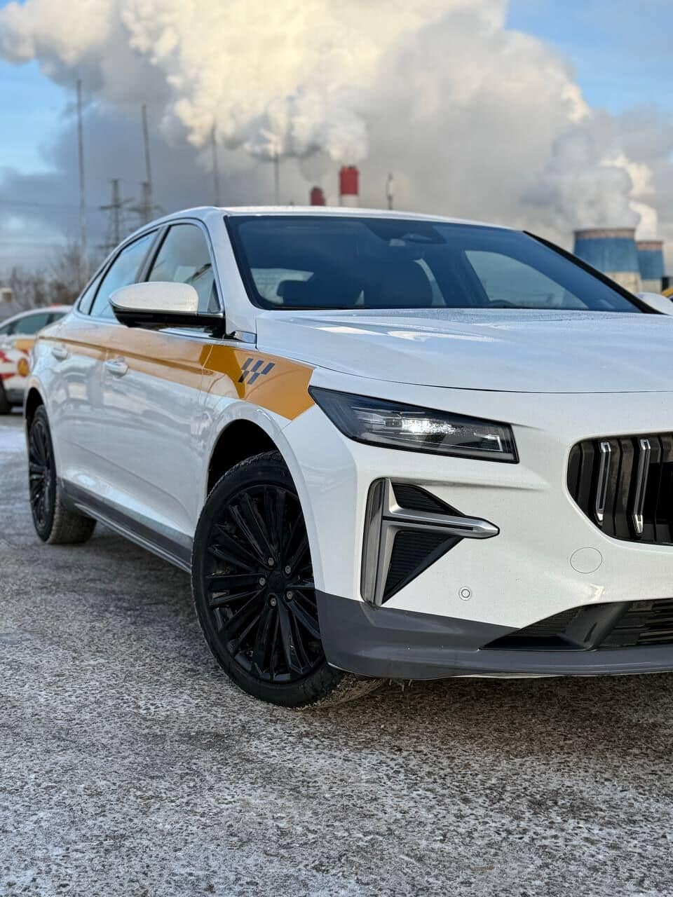 Geely Preface 2024 в парке ИГРА на Рябиновой — вид спереди сбоку