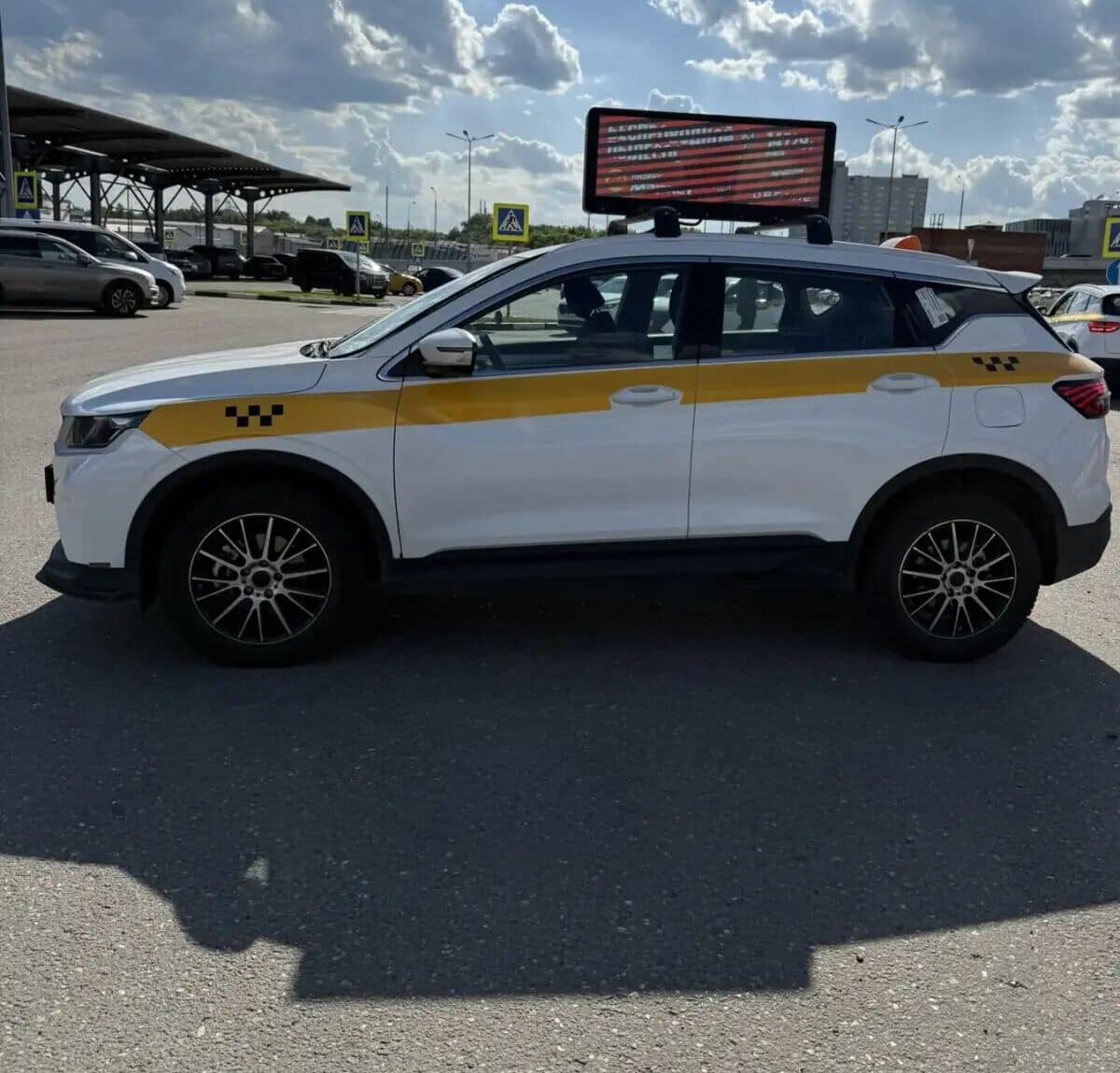 Belgee X50 2025 в парке ИГРА на Кетчерской — сбоку