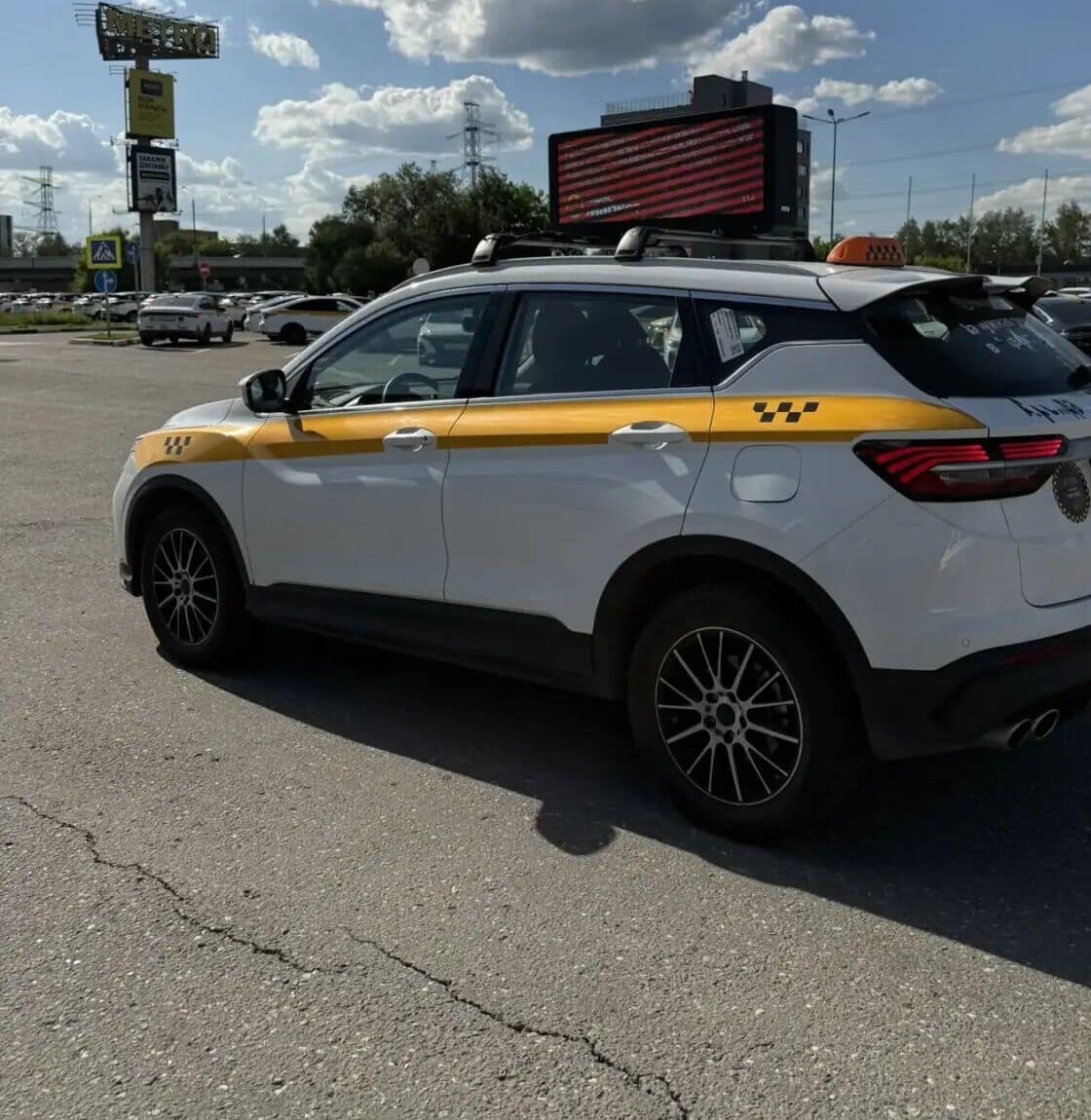 Belgee X50 2025 в парке ИГРА на Кетчерской — вид сзади сбоку