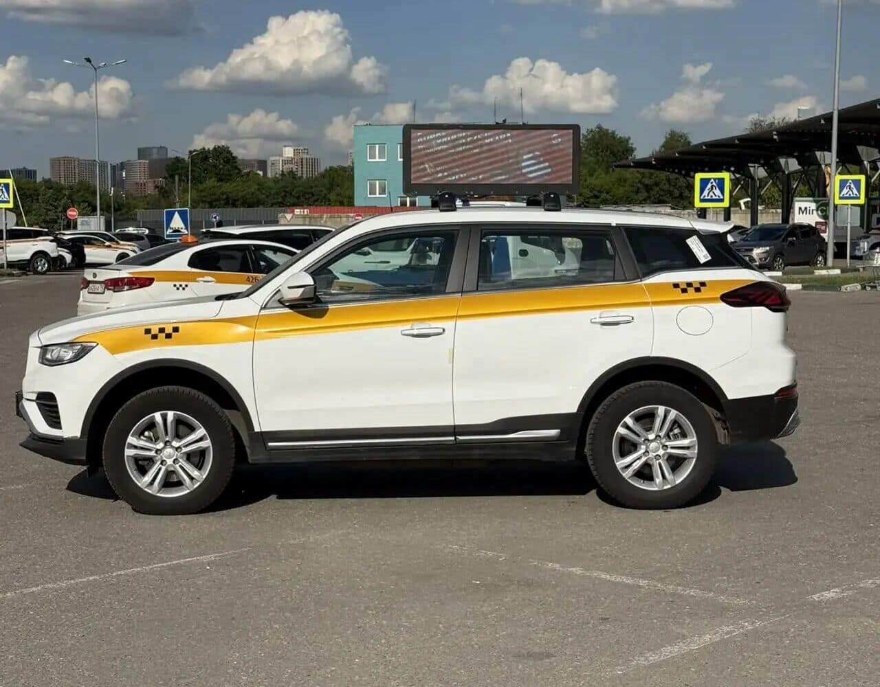 Belgee X70 2025 в парке ИГРА на Кетчерской — сбоку