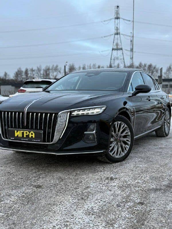 Hongqi H5 2024 в парке ИГРА на Рябиновой — вид спереди сбоку