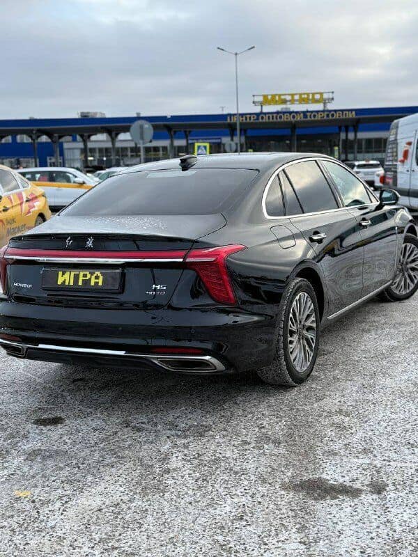 Hongqi H5 2024 в парке ИГРА на Рябиновой — вид сзади сбоку